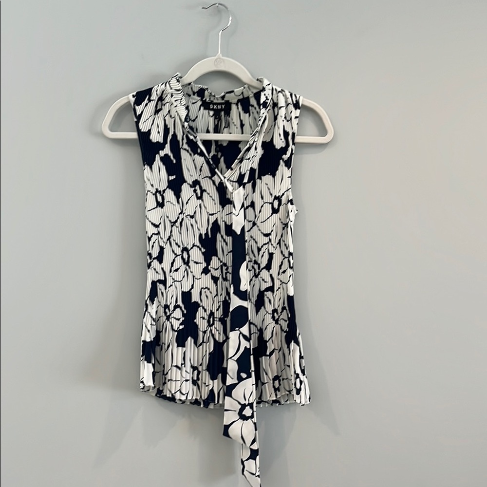 Women’s DKNY Floral Black and White Sleeveless Top